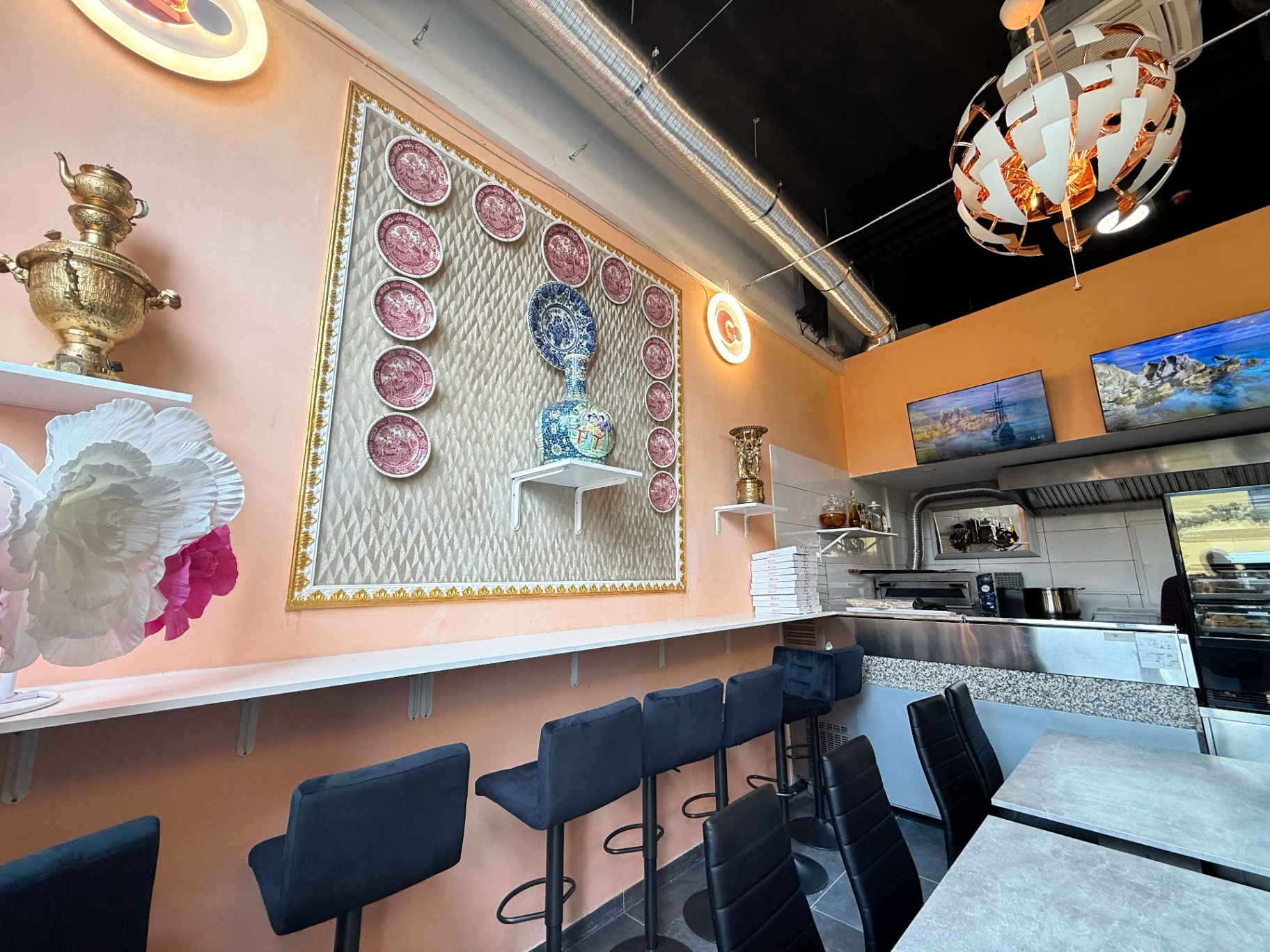 L'intérieur de Fraîche — mur de porcelaines